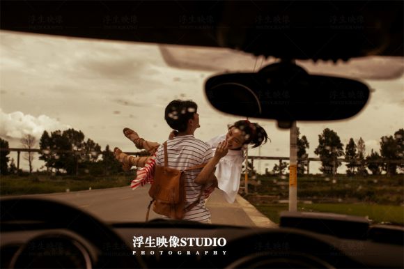 大理婚纱照风格_大理婚纱照拍摄地点_黑色婚纱照外景 大理